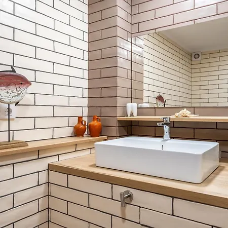 Luxury Designer Front Two Bedroom Apartment *