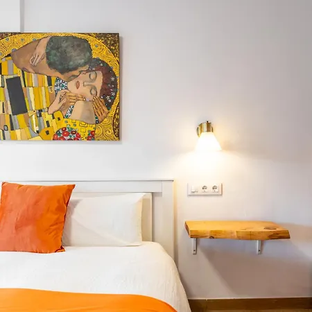 Luxury Designer Front Two Bedroom Apartment *
