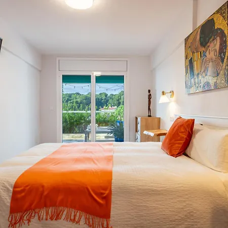 Luxury Designer Front Two Bedroom Apartment