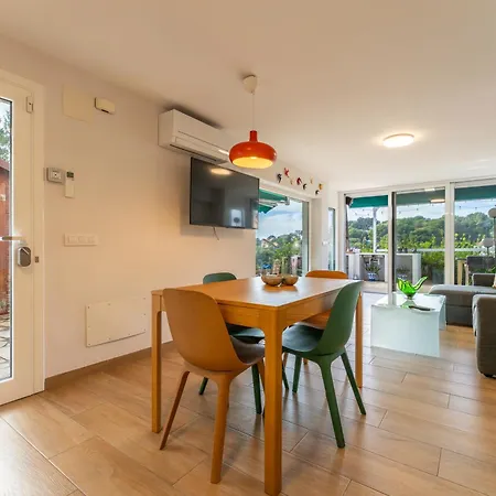 Luxury Designer Front Two Bedroom *
