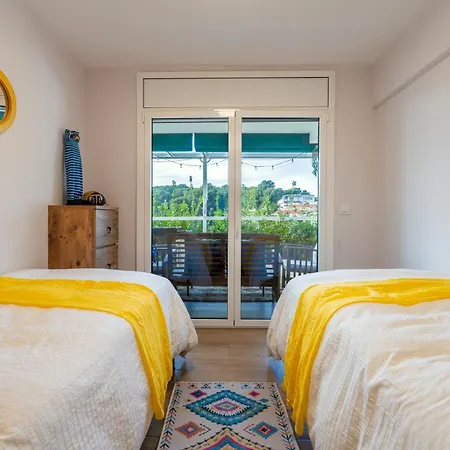 Апартаменты Luxury Designer Front Two Bedroom Салоу