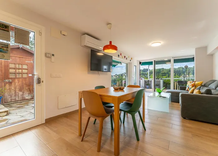 Luxury Designer Front Two Bedroom *