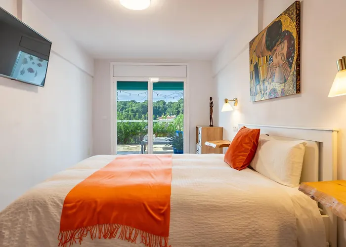 Luxury Designer Front Two Bedroom Apartman
